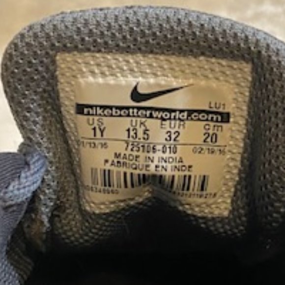 Nike Grey/White Runners Youth Size 1 - Picture 6 of 8